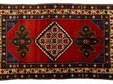 un tapis rouge et bleu orné d'un motif en forme de diamant