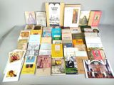 un grand nombre de livres posés sur une table