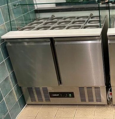 deux réfrigérateurs posés sur le plan de travail de la cuisine