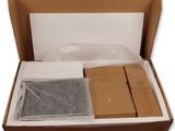 une boîte en carton contenant de nombreux objets