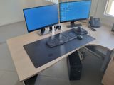 un bureau équipé de deux écrans et d'un clavier