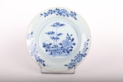 une assiette bleue et blanche représentant un bateau