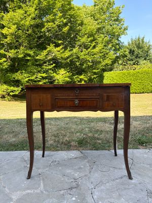 une petite table en bois surmontée d'un tiroir