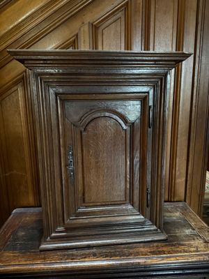 une petite horloge en bois posée sur une table en bois