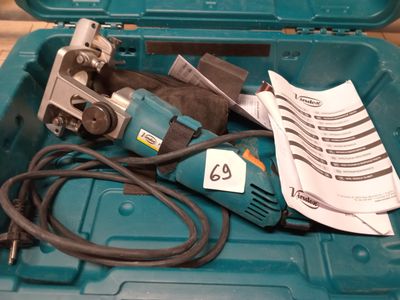 une boîte à outils bleue avec des outils sur une table