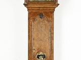 une horloge de parquet qui se trouve dans une pièce