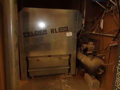 une chaudière en métal dans un coin de la pièce