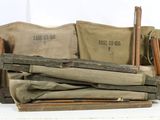 un tas de bâtons de bois et de sacs en toile posés sur une table