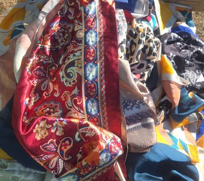 une femme allongée sur une couverture à la plage