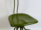 une chaise verte avec un dossier blanc et une assise noire
