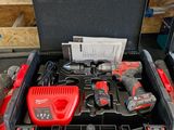 une boîte à outils contenant des outils, posée sur une palette