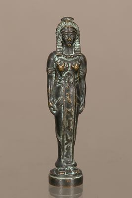 une statue égyptienne représentant une femme tenant un bébé dans ses bras