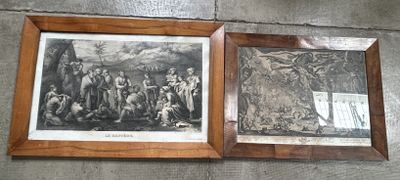 deux tableaux encadrés sur le mur d'une pièce