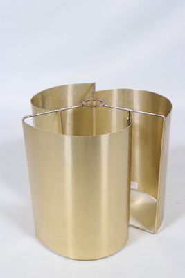 un bracelet manchette en or orné d'un anneau métallique