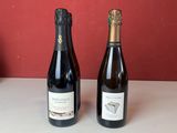 trois bouteilles de vin sont alignées sur une table