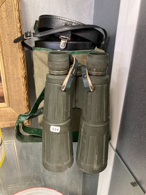 une paire de jumelles posée sur une table