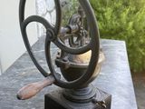 une petite machine ancienne posée sur une table à l'extérieur