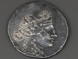 Gros plan sur une pièce de monnaie en argent portant un visage de femme