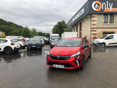 une voiture rouge garée devant un bâtiment