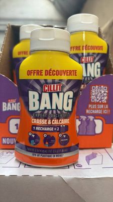 trois bouteilles de « Bang » posées sur une table, dans une boîte