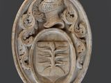 un gros plan d'une plaque en pierre sur laquelle figure un oiseau