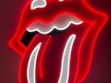 Le logo des Rolling Stones est mis en valeur par une enseigne au néon rouge