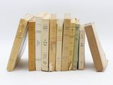 plusieurs livres sont empilés sur une surface blanche