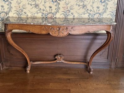 Travail liégeois. Style Louis XV. Plateau de marbre (cassé).…