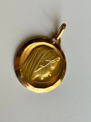une pièce d'or avec l'image d'une femme dessus