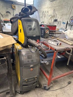 une machine posée sur une table dans une pièce