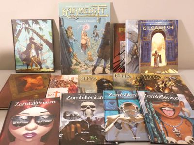 un grand nombre de livres posés sur une table