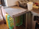 une cuisine équipée d'une table et d'une cuisinière
