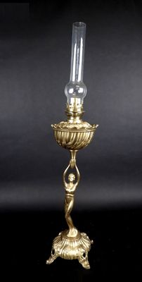 Lampe à pétrole style Art Nouveau.