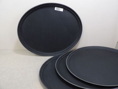 trois assiettes noires posées les unes à côté des autres sur une table