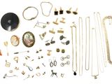 de nombreux types de colliers et de bracelets disposés sur une surface blanche