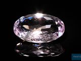 gros plan d'un diamant rose sur une surface noire