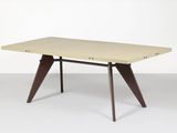 un gros plan d'une table avec un piètement en bois et deux pieds