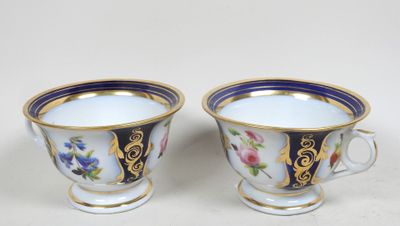 paire de tasses à café bleues et blanches ornées de bordures dorées