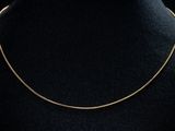 un collier à chaîne en or sur un mannequin mannequin mannequin mannequin mannequin mannequin mannequin mannequin mannequin mannequin