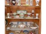 Cette vitrine présente de nombreux types de vaisselle en porcelaine