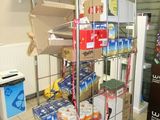 un chariot métallique chargé de nombreux objets, dans une pièce