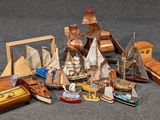 de nombreux types de jouets en bois éparpillés sur le sol