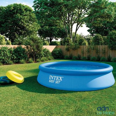 une piscine gonflable avec un frisbee jaune à côté