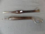 deux types différents de brosses à dents posées sur une table