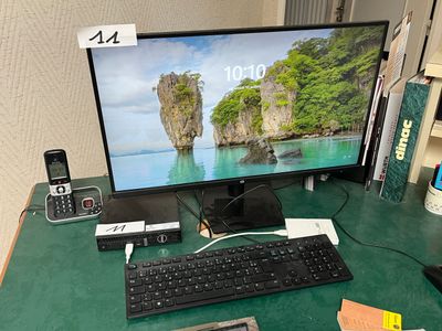 un bureau d'ordinateur sur lequel se trouvent un clavier, une souris et un téléphone portable