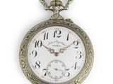 un gros plan d'une montre de poche avec des chiffres romains
