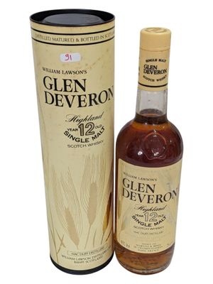 une bouteille de whisky Glen Deveron à côté d'un carton