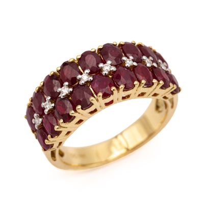 gros plan d'une bague en or avec des pierres rouges et blanches
