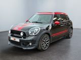 La Mini Countryman a une bande rouge à l'avant.