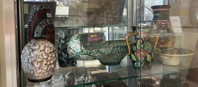 de nombreux vases exposés dans une vitrine
